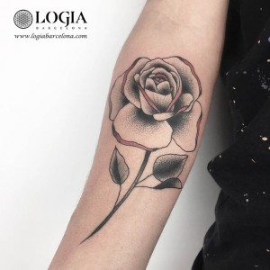 tatuaje-antebrazo-flor-logiabarcelona-ana-godoy     